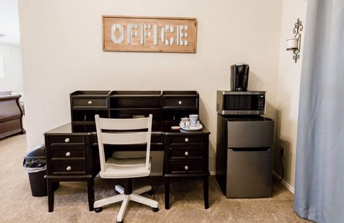 Fresno Apartamento | Huge Private Guest suite w/ jet tub in great neighborhood near attractions
