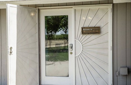 Fresno Apartamento | Huge Private Guest suite w/ jet tub in great neighborhood near attractions
