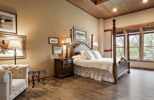 McHenry Casa | Huge Renovated Barn Estate. Perfect for Groups