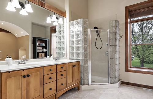 McHenry Casa | Huge Renovated Barn Estate. Perfect for Groups