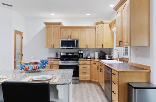 Riverton Casa | HUGE reunion ctr 30+, 16 BR, 8.5 bath, pets