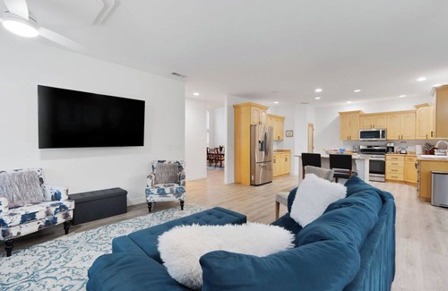 Riverton Casa | HUGE reunion ctr 30+, 16 BR, 8.5 bath, pets