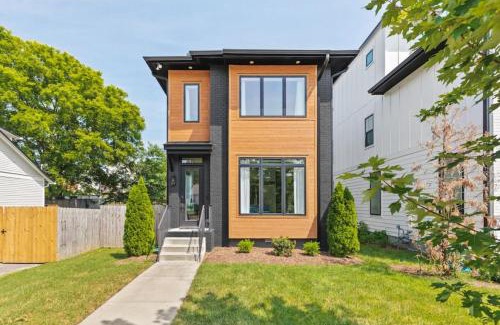 Cleveland Park Casa | Huge Rooftop Patio at this Stunning Spacious House