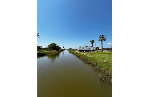 Crystal Beach Alquiler De RV | Huge RV Campsite less than a mile from the beach!