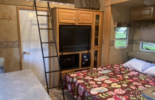Powell Casa | Huge RV in a quiet, country location, Sleeps 8-12.