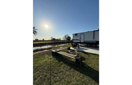 Crystal Beach Alquiler De RV | Huge RV w/4 bed Bunkhouse close to the beach!