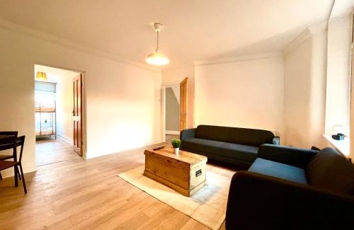 Heaton Apartamento | Huge serviced Apartment with FREE PARKING