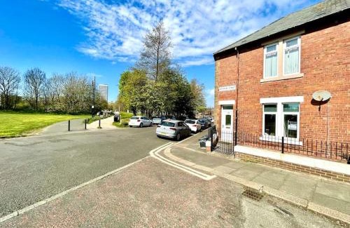 Heaton Apartamento | Huge serviced Apartment with FREE PARKING