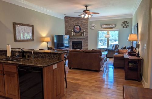 Young Harris Condominio | HUGE Views at Lake Chatuge - HUGE plush condo with two king suites!!