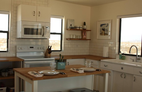 Joshua Tree Cabina | Huge Views in North Joshua Tree w/ Outdoor Bathtub & Shower