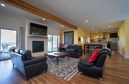 Charlevoix Casa | Gran vista del lago Michigan - Playa a solo unos pasos - Camine por el canal hasta la ciudad