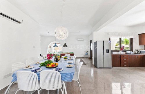 Agios Georgios Pegeias Villa | Enorme 5 * Villa, 1 minuto de la playa, piscina privada climatizada, jacuzzi, capacidad para 16 +