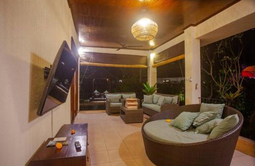 Kedewatan Villa | Huge Villa w/Pool and Spectacular Rooftop Patio!