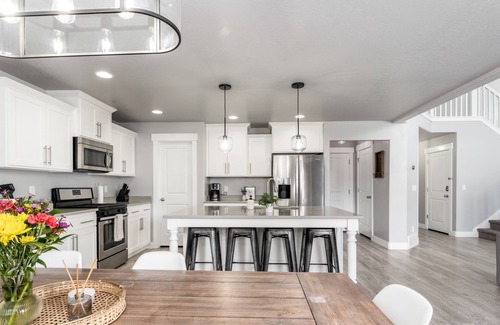 Saratoga Springs Casa | HUGE YARD Centrally Located Fully-Fenced & Parks!
