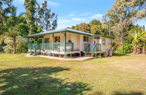 Yeppoon Casa | Hughes Hideaway - 2BR Cottage on 1 Acre w Air Con, King Beds