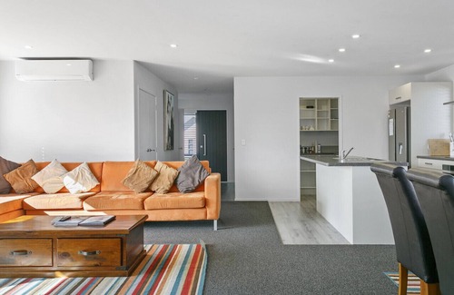 Rangatira Park Casa | Huka Falls Getaway in Taupo, walk to town and the famous Huka falls