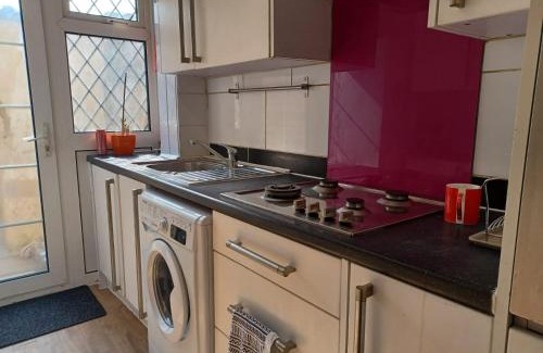 Dunstable Casa | Huku Kwetu Melo House, A 4 Bedroomed House with Strong Double and King-size Beds Suitable for Builders and Contractors