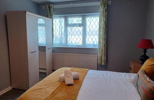 Dunstable Casa | Huku Kwetu Melo House, A 4 Bedroomed House with Strong Double and King-size Beds Suitable for Builders and Contractors