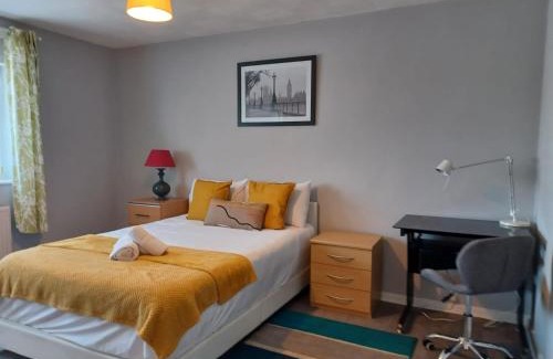 Dunstable Casa | Huku Kwetu Melo House, A 4 Bedroomed House with Strong Double and King-size Beds Suitable for Builders and Contractors