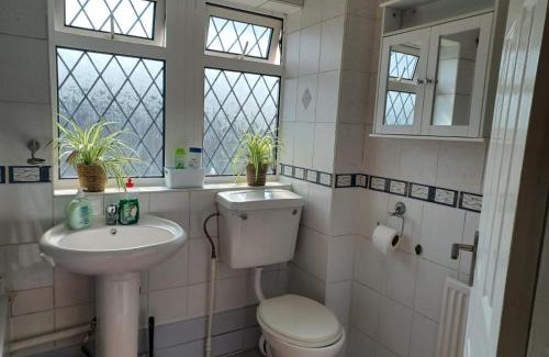 Dunstable Casa | Huku Kwetu Melo House, A 4 Bedroomed House with Strong Double and King-size Beds Suitable for Builders and Contractors