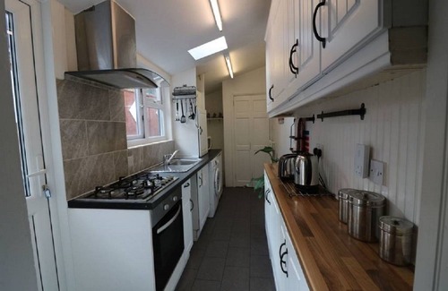 Luton Casa | Huku Kwetu - Salisbury House