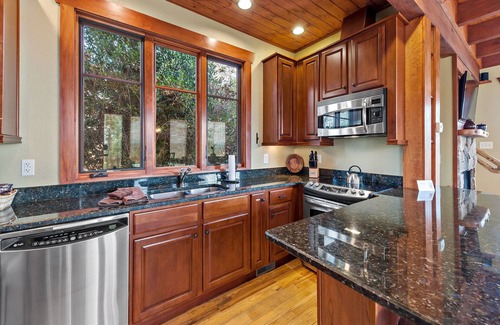 Nebo Cabina | Hully Gully | Luxury Cabin with Hot Tub, Year-round Views & Access to Lake James!