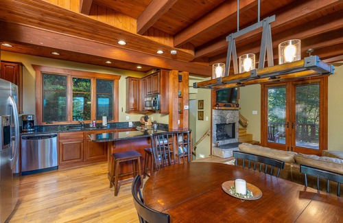 Nebo Cabina | Hully Gully | Luxury Cabin with Hot Tub, Year-round Views & Access to Lake James!