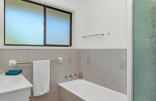 Boambee East Apartamento | Humble Abode, your perfect holiday home. This two bedroom townhouse is the ideal place to relax
