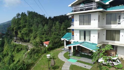 Theog Casa | Humble Holiday Home Kufri S H I M L A with Lawn and Amazing View