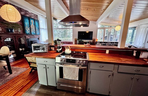 Jacoby Creek Casa | Humboldt Haven: Gorgeous Home for 10 w Gardens, Firepits, Forest & Bay Views
