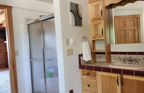 Howard Cabina | Hummingbird Hideaway is the perfect relaxing mountain retreat! Close to PSU!