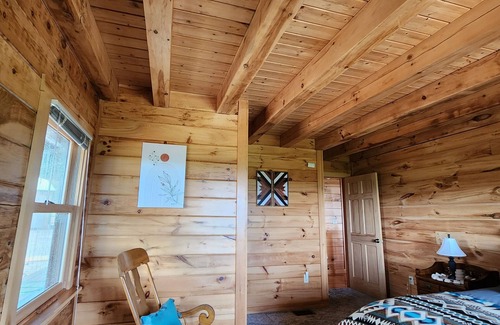 Howard Cabina | Hummingbird Hideaway is the perfect relaxing mountain retreat! Close to PSU!