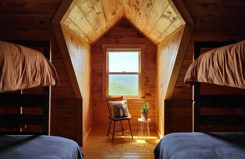 Howard Cabina | Hummingbird Hideaway is the perfect relaxing mountain retreat! Close to PSU!
