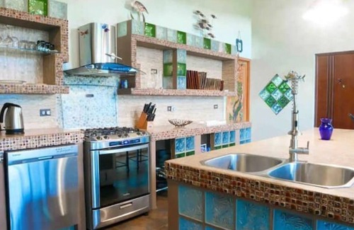 Cerro Azul Casa | Hummingbird House/Casa de Colibri