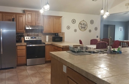 Grove Casa | Hummingbird House Beautiful 4 bedroom 2 bath home in the heart of Grove Ok.
