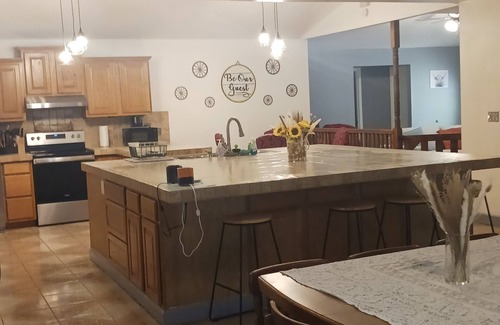 Grove Casa | Hummingbird House Beautiful 4 bedroom 2 bath home in the heart of Grove Ok.