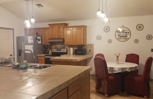 Grove Casa | Hummingbird House Beautiful 4 bedroom 2 bath home in the heart of Grove Ok.
