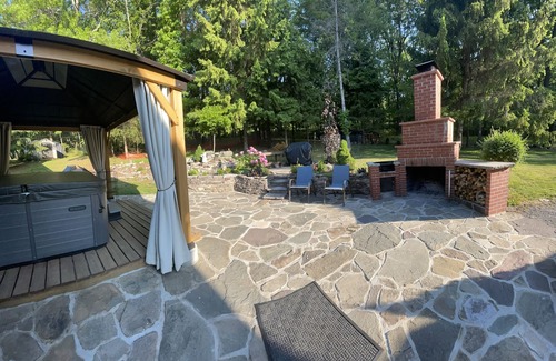 Stroudsburg Casa | Hummingbird Paradise in Pocono-hot tub,sauna,game room,7miles vineyards,ski r-t