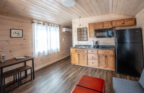 North Sebago Cabina | HUMMINGBIRD - RESORT WITH 12 PROPERTIES. NATURAL POND FOR SWIMMING. CAFE ON SITE