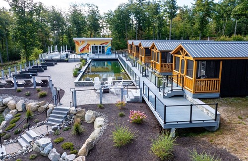 North Sebago Cabina | HUMMINGBIRD - RESORT WITH 12 PROPERTIES. NATURAL POND FOR SWIMMING. CAFE ON SITE