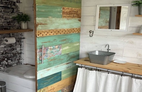 Battle Creek Cabaña | Hummingbird Rest : Christian Retreat in Tiny House