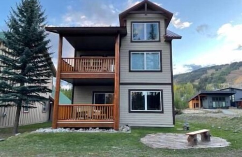 East Kootenay Casa | Hummingbird Suite Walk to Base of Ski Hill