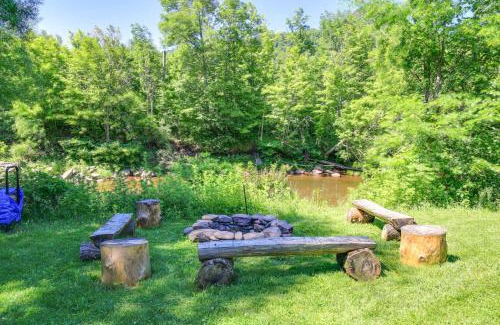 Hunter Casa | Hunter Home with Fire Pit and Yard On Main Street!