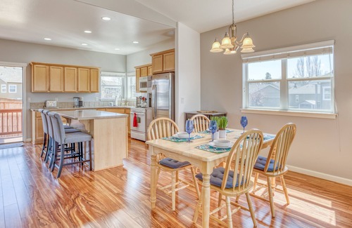 Boyd Acres Casa | Hunter's Circle- Mountain Views, Dok Ok, with a Fenced Yard, Close to Town