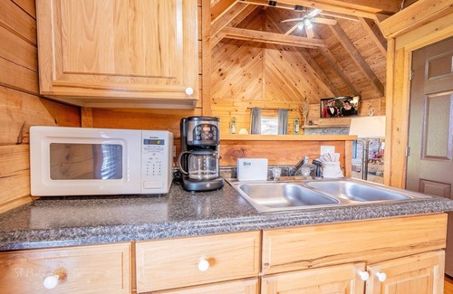 Townsend Cabina | Hunter's Hideaway 2 Bedroom Cabin by RedAwning