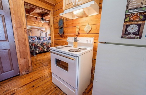 Townsend Cabina | Hunter's Hideaway 2 Bedroom Cabin by RedAwning