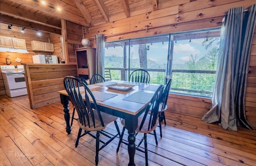 Townsend Cabina | Hunter's Hideaway 2 Bedroom Cabin by RedAwning