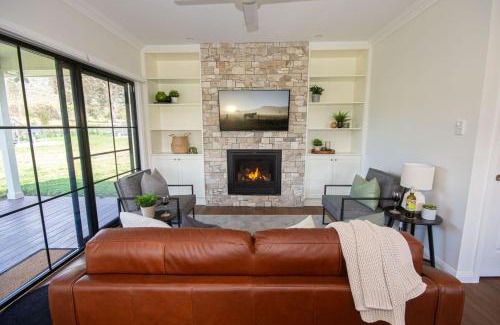 Quorrobolong Casa | Hunter Valley Luxury Farm Stay with Stunning Mountain Vistas