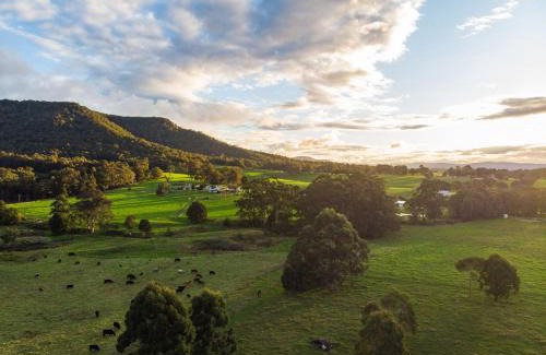 Quorrobolong Casa | Hunter Valley Luxury Farm Stay with Stunning Mountain Vistas