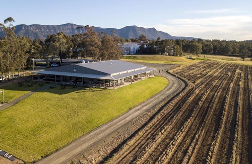 Pokolbin Complejo | Hunter Valley Resort, Hunter Farm Adventure Centre & 4 Pines at the Farm